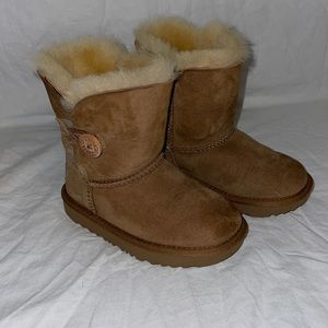 UGGS.
